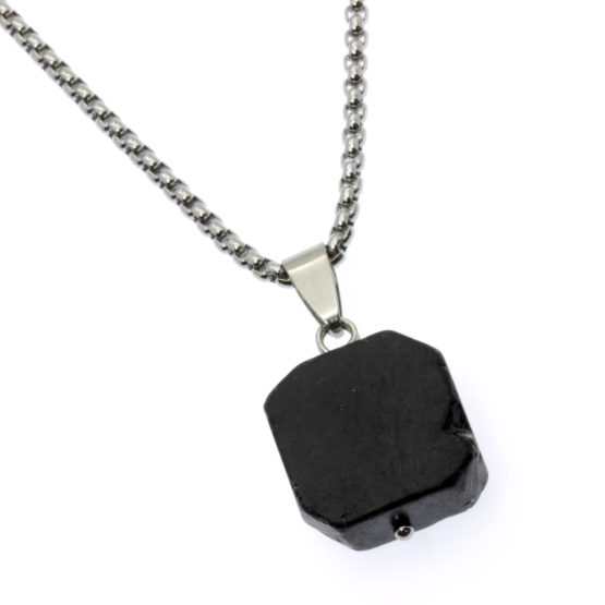 Colar com pedra natural turmalina negra