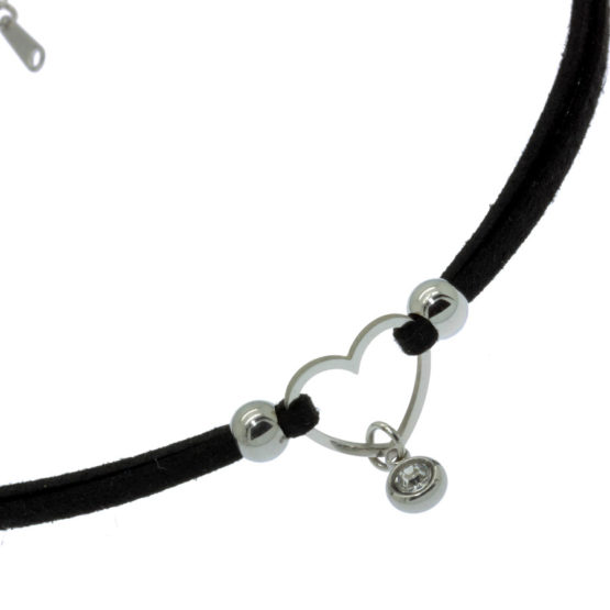 Chocker de camurça com coração e brilhante