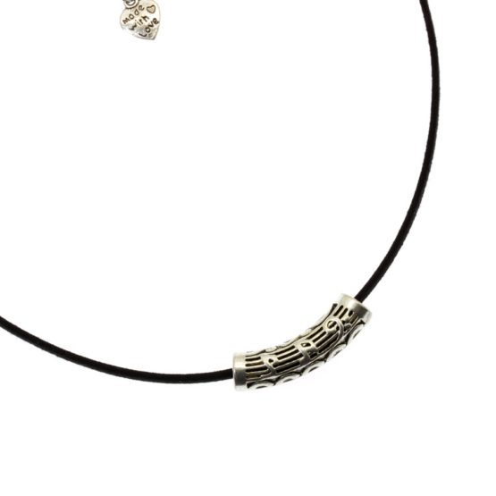 Chocker de camurça com tubo musical