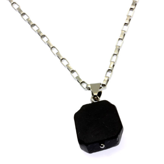Colar com pedra natural turmalina negra