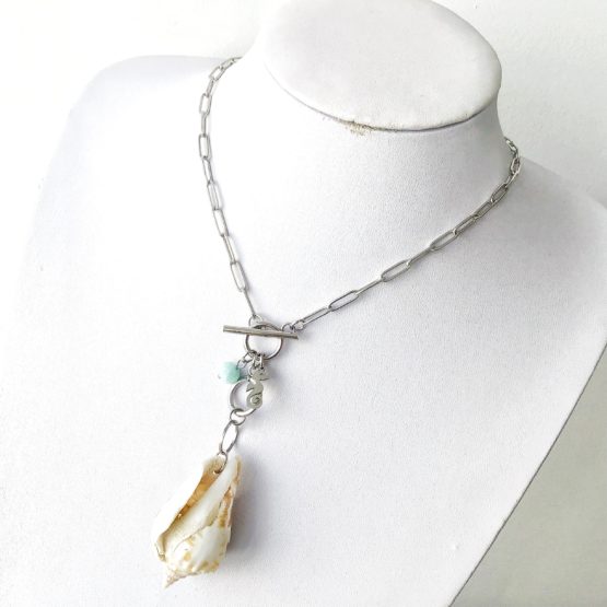 Colar com búzio e cristal azul