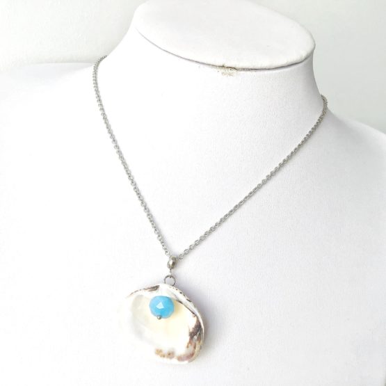 Colar com concha e cristal azul